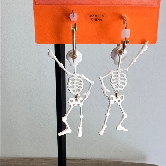 🎃 Dancing Skeleton Hoop Earrings - Picture 5 of 6